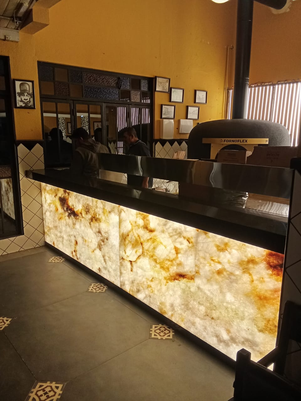 Painel em quartzito exótico retroiluminado executado pela DJK